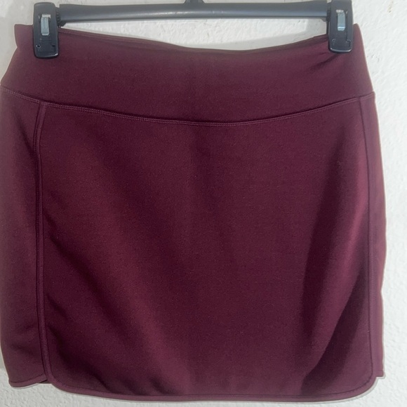 Athleta Tech Stretch Wanderer Burgundy Red Fleece Lined mini skirt Comfy - Picture 2 of 10